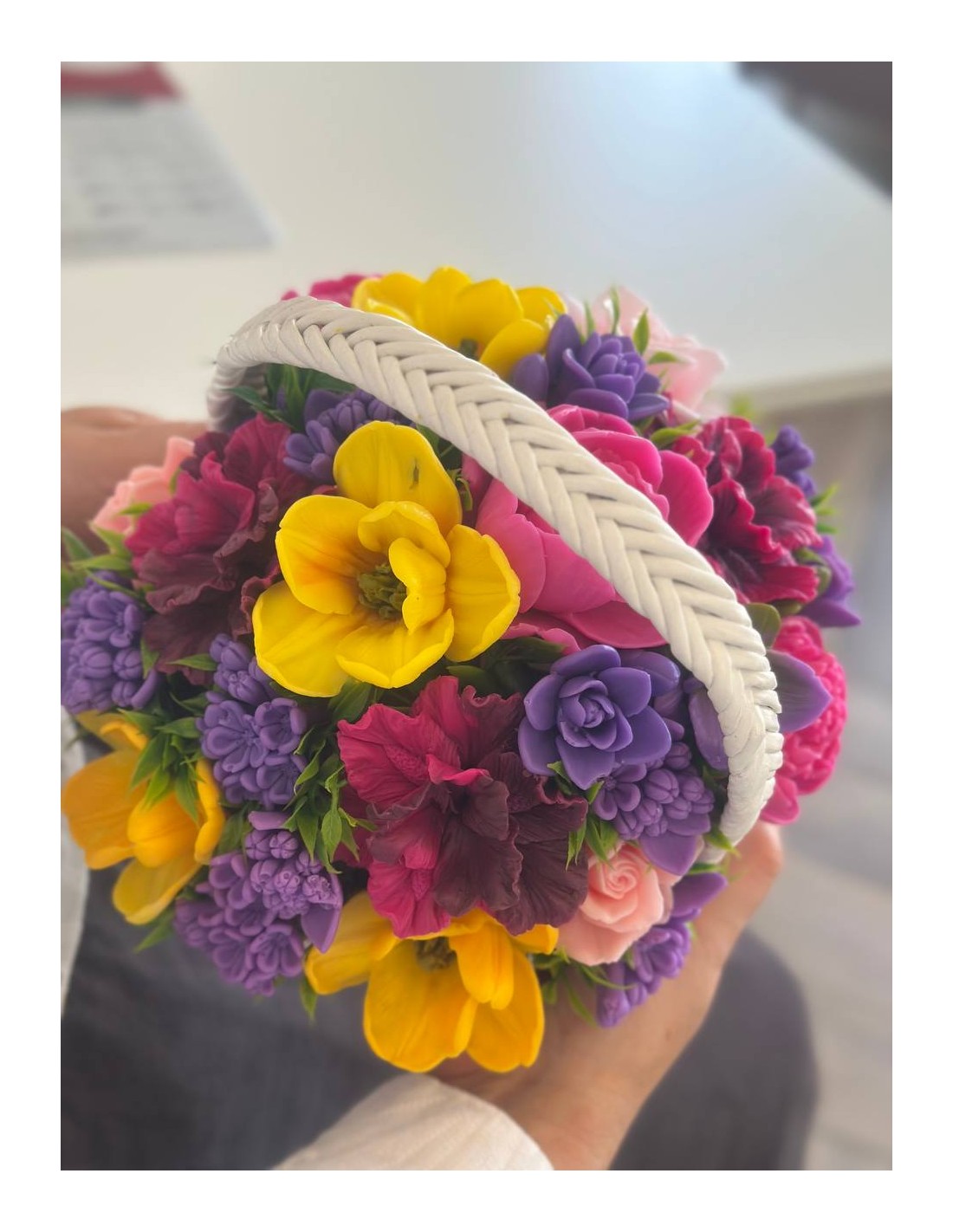 Bukiet z mydlanych kwiatów w koszyku – Kolorowa Harmonia