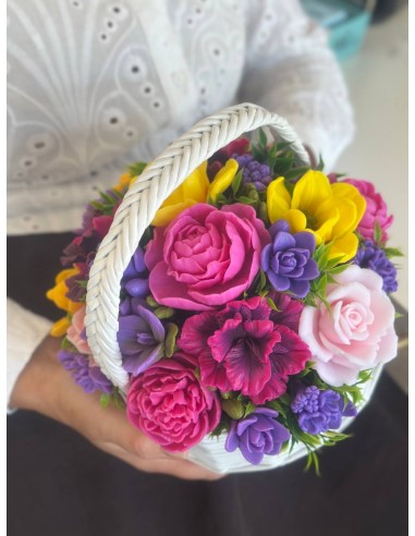 Bukiet z mydlanych kwiatów w koszyku...