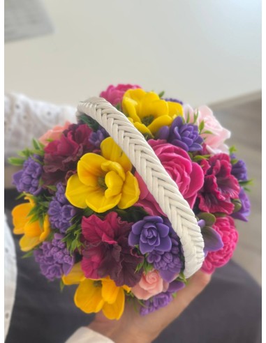 Bukiet z mydlanych kwiatów w koszyku...