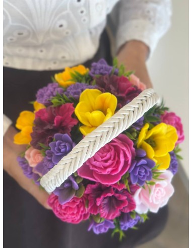 Bukiet z mydlanych kwiatów w koszyku...