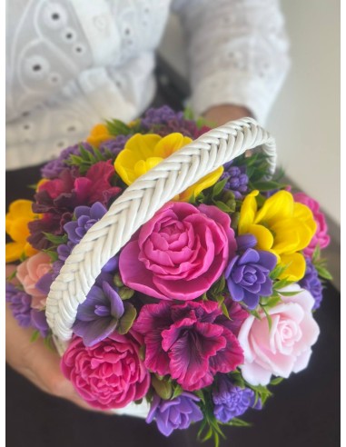 Bukiet z mydlanych kwiatów w koszyku...