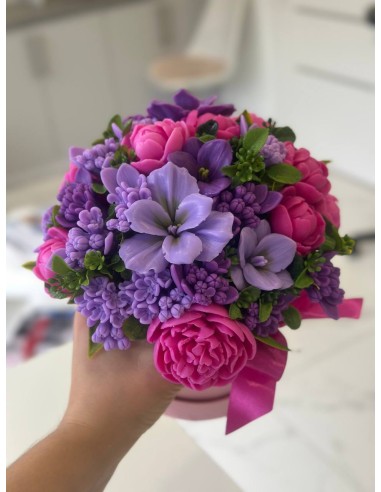 Aksamitny Bukiet Piwonii i Bzu