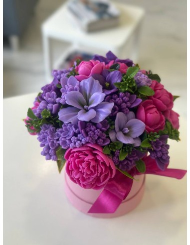 Aksamitny Bukiet Piwonii i Bzu